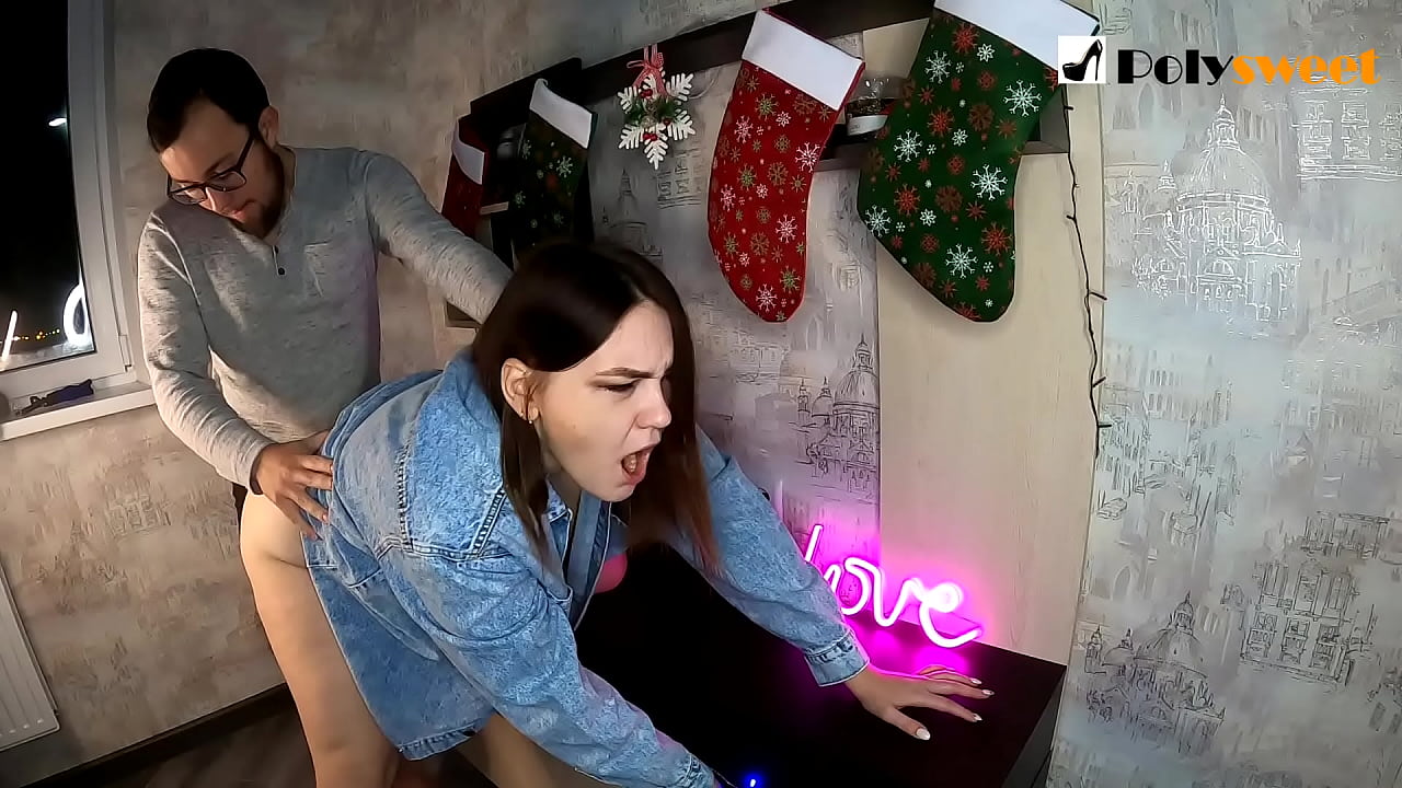 Парень с удовольствием трахнул красотку с хвостиком в попке своим ртом и членом